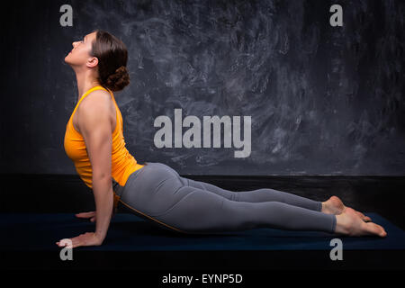 Montare sportivo yogini donna le pratiche yoga asana Urdhva mukha svanas Foto Stock