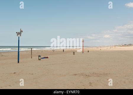 Distesa di spiaggia vuota a Zuiderstrand 5, Kijkduin, Schevening l'Aia, Paesi Bassi con colorati posti di marcatore di posizione di aiuto Foto Stock