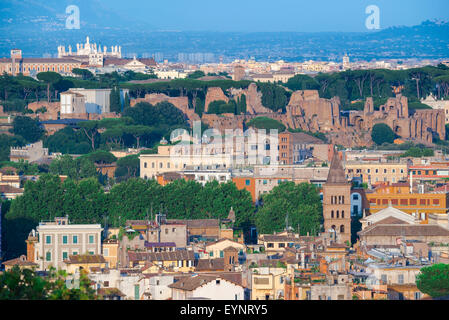 Roma, vista dell'antico Foro e (in primo piano) il quartiere Trastevere di Roma visto dall'ovest della città, Italia. Foto Stock