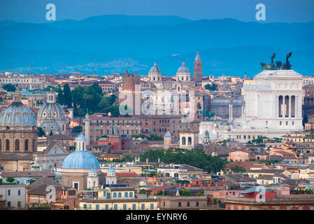 Panorama urbano di Roma, veduta aerea della città del Centro storico di Roma visto dall'ovest della città al tramonto. Foto Stock