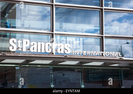 Stazione ferroviaria internazionale di St Pancras rail station segno Foto Stock