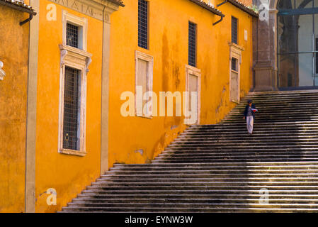 Roma Capitolina, vista di una donna che scende una scala che conduce al Museo Capitolino nel centro della città di Roma. Foto Stock