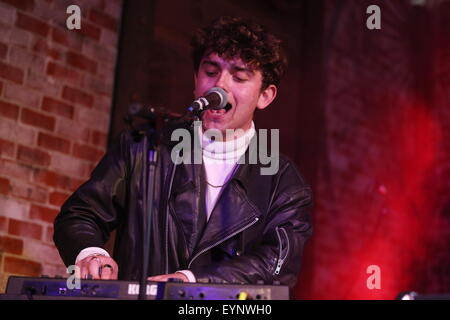 Penrith, Cumbria, Regno Unito. Il 1 agosto, 2015. Clay esibirsi dal vivo sul palco Jagermeister a Kendal chiamando 2015. Foto Stock