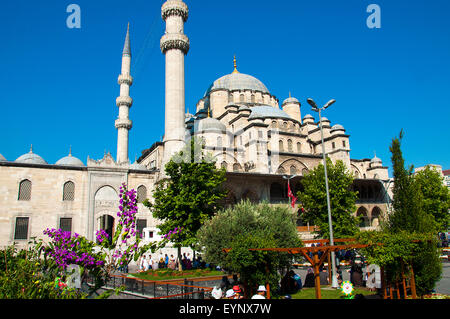 La nuova moschea (Yeni Cami), quartiere Eminonu, Istanbul, Turchia. Foto Stock
