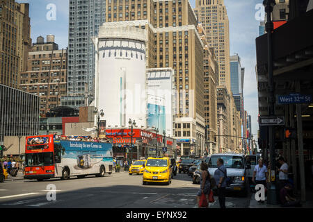 La pubblicità per il Samsung Galaxy S6 dello smartphone di bordo in Herald Square quartiere di New York martedì, 28 luglio 2015. Rapporti dei media che Samsung ha pianificato un evento di rilascio nel mese di agosto in cui essi si vocifera di svelare un Galaxy S6 Bordo+, una versione più grande della S6. (© Richard B. Levine) Foto Stock