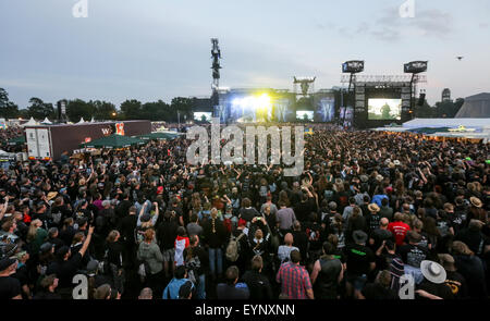 Wacken, Germania. 01 Ago, 2015. Visitatori festeggiare davanti a fasi di Wacken Open Air Festival in Wacken, Germania, 01 agosto 2015. Appassionati da tutto il mondo hanno partecipato al più grande del mondo di heavy metal festival dal 30 luglio fino al 01 agosto. Foto: Axel HEIMKEN/dpa/Alamy Live News Foto Stock