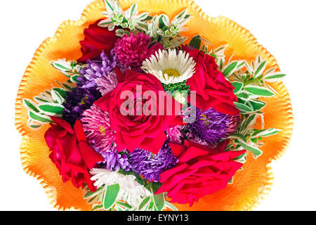 Bel bouquet di rose rosse, camomiles, blu aestri in registrazione decorativa. Esso è presentato su uno sfondo bianco. Foto Stock