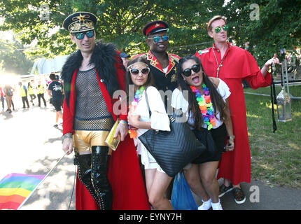 Brighton, Gran Bretagna. 01 Ago, 2015. I partecipanti della Brighton Pride Festival 2015 pongono durante la sfilata in Brighton, Gran Bretagna, 01 agosto 2015. Alcuni 160.000 festaioli sono tenuti a prendere parte alla manifestazione della durata di due giorni che è uno di Gran Bretagna il più grande e il più noto Gay Pride Festival. Foto: Bill Smith/dpa/Alamy Live News Foto Stock