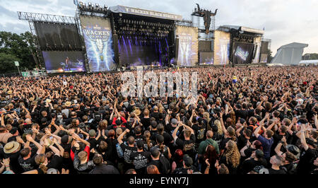 Wacken, Germania. 01 Ago, 2015. Visitatori festeggiare davanti a fasi di Wacken Open Air Festival in Wacken, Germania, 01 agosto 2015. Appassionati da tutto il mondo hanno partecipato al più grande del mondo di heavy metal festival dal 30 luglio fino al 01 agosto. Foto: Axel HEIMKEN/dpa/Alamy Live News Foto Stock