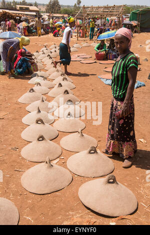 Argilla pentole di cottura per la vendita nel mercato, Asossa, Etiopia Foto Stock