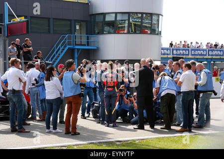 Attenzione dei media in Max Verstappen il più giovane del campionato mondiale Grand Prix F1 driver nella storia dello sport Foto Stock