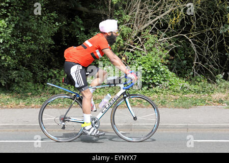 Esher, Surrey, Inghilterra, Regno Unito. Il 2 agosto 2015. I ciclisti dilettanti che partecipano alla Corsa prudenzialiLondon-Surrey 100. La 100 Miglia di sfida è lungo lo stesso percorso come i professionisti, con l'incentivo aggiunto per la raccolta di fondi per una buona causa. Nessun F9140 passa lungo il Portsmouth Road in direzione di Kingston sul homeward gamba del credito ride: Julia Gavin UK/Alamy Live News Foto Stock