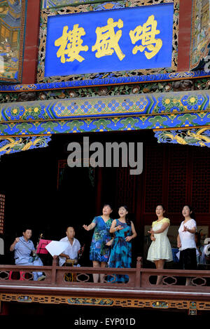 Ankang, la Cina della provincia di Shaanxi. 2 agosto, 2015. Artisti folcloristici reciti un opera in città Shuhe, Xunyang County, in Cina nord-occidentale della provincia di Shaanxi, 2 agosto 2015. Situato a 53 chilometri a est di Xunyang County, Shuhe antica città era una volta un famoso porto in Cina la storia marittima. La città mette in evidenza i vecchi vicoli pieni di negozi e stand del venditore. I visitatori hanno potuto toccare le pareti di pietra di mille-anno-vecchi castelli e godere della bellezza di antichi edifici. Credito: Tao Ming/Xinhua/Alamy Live News Foto Stock