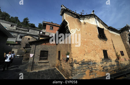 Ankang, la Cina della provincia di Shaanxi. 2 agosto, 2015. Toursits visitare la città di Shuhe, Xunyang County, in Cina nord-occidentale della provincia di Shaanxi, 2 agosto 2015. Situato a 53 chilometri a est di Xunyang County, Shuhe antica città era una volta un famoso porto in Cina la storia marittima. La città mette in evidenza i vecchi vicoli pieni di negozi e stand del venditore. I visitatori hanno potuto toccare le pareti di pietra di mille-anno-vecchi castelli e godere della bellezza di antichi edifici. Credito: Tao Ming/Xinhua/Alamy Live News Foto Stock