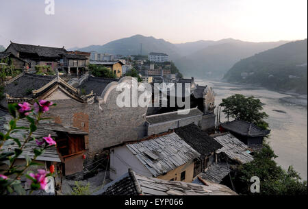 Ankang, la Cina della provincia di Shaanxi. 2 agosto, 2015. Una scena è visto nella città di Shuhe, Xunyang County, in Cina nord-occidentale della provincia di Shaanxi, 2 agosto 2015. Situato a 53 chilometri a est di Xunyang County, Shuhe antica città era una volta un famoso porto in Cina la storia marittima. La città mette in evidenza i vecchi vicoli pieni di negozi e stand del venditore. I visitatori hanno potuto toccare le pareti di pietra di mille-anno-vecchi castelli e godere della bellezza di antichi edifici. Credito: Tao Ming/Xinhua/Alamy Live News Foto Stock