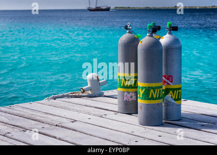 Scuba cilindri sul dock, Bonaire, Antille olandesi Foto Stock