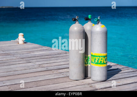 Scuba cilindri sul dock, Bonaire, Antille olandesi Foto Stock