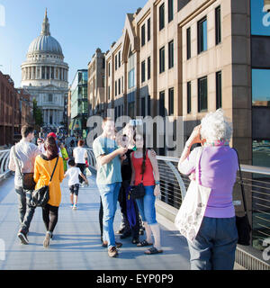 La famiglia in posa per una selfie con una vista della Cattedrale di St Paul dietro, London, Regno Unito Foto Stock