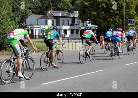 Esher, Surrey, Inghilterra, Regno Unito. Il 2 agosto 2015. I ciclisti dilettanti che partecipano alla Corsa prudenzialiLondon-Surrey 100. La 100 Miglia di sfida è lungo lo stesso percorso come i professionisti, con l'incentivo aggiunto per la raccolta di fondi per una buona causa. Un gruppo di ciclisti passare il marchese di Granby pub a isole Scilly rotonda lungo il Portsmouth Road in direzione di Kingston sul homeward gamba della corsa. Foto Stock