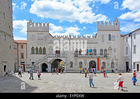 Koper Slovenia gotico veneziano palazzo pretorio in Piazza Tito con la gente del posto e turisti molti di visitare la nave di crociera Foto Stock