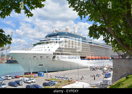 La nave di crociera liner Celebrity Silhouette ormeggiati nel porto di Koper in Slovenia parte dell'Adriatico itinerario cruisin Foto Stock