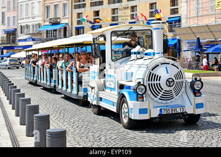 A pieno carico sightseeing 'Road train' viaggiando lungo il lungomare presso il porto vecchio di Marsiglia (Vieux-Port) Foto Stock