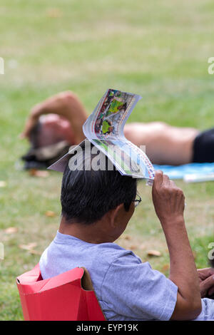 Londra, Regno Unito. Il 2 agosto, 2015. Regno Unito: Meteo londinesi godere il caldo nel parco verde durante la PrudentialRide. Credito: Tove Larsen/Alamy Live News Foto Stock