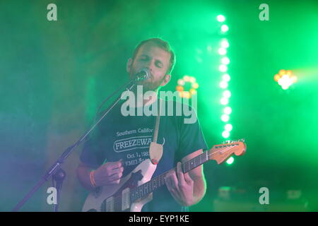 Penrith, Cumbria, Regno Unito. Il 1 agosto, 2015. Francisco l'uomo esibirsi dal vivo sul palco i boschi a Kendal chiamando 2015. Foto Stock