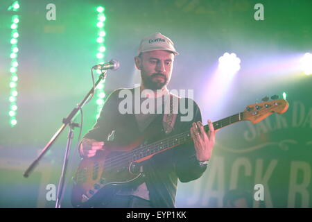 Penrith, Cumbria, Regno Unito. Il 1 agosto, 2015. Francisco l'uomo esibirsi dal vivo sul palco i boschi a Kendal chiamando 2015. Foto Stock