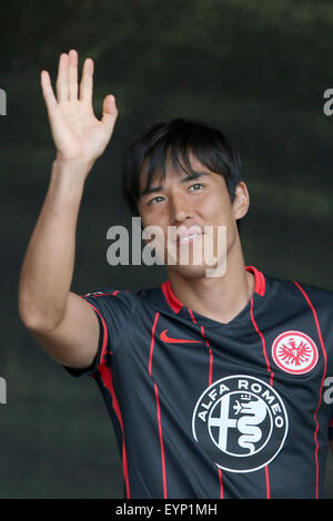 Francoforte sul Meno si Makoto Hasebe onde durante la presentazione della squadra a stagione kick-off celebrazioni della Bundesliga tedesca club di calcio Eintracht Francoforte davanti a Commerzbank Arena in Frankfurt am Main, Germania, 02 agosto 2015. Foto: FEDRIK VON ERICHSEN/dpa Foto Stock