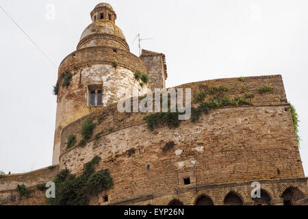 La torretta del castello medievale, Castello Caldoresco in Vasto, Abruzzo, Italia.. Foto Stock