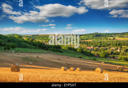 Il fieno e la linea di vista del villaggio Foto Stock