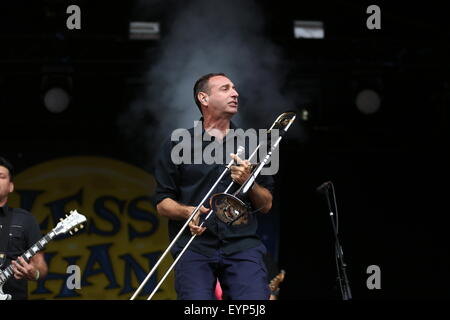 Penrith, Cumbria, Regno Unito. Il 2 agosto, 2015. Meno di Jake esibirsi dal vivo sul palco principale a Kendal chiamando 2015. Foto Stock