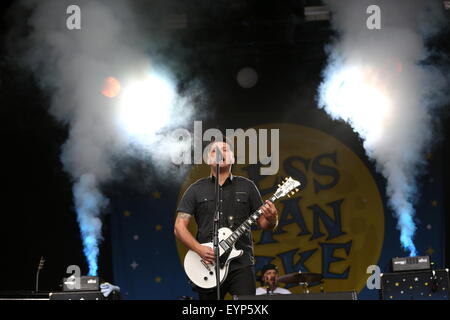 Penrith, Cumbria, Regno Unito. Il 2 agosto, 2015. Meno di Jake esibirsi dal vivo sul palco principale a Kendal chiamando 2015. Foto Stock