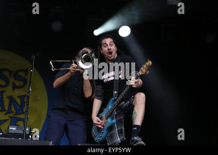 Penrith, Cumbria, Regno Unito. Il 2 agosto, 2015. Meno di Jake esibirsi dal vivo sul palco principale a Kendal chiamando 2015. Foto Stock