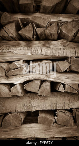 Impilate ordinatamente il legno come sfondo, verticale Foto Stock