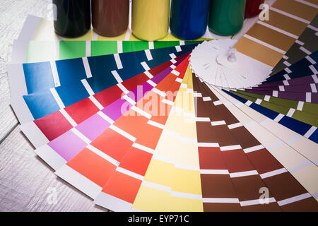 Tavolozza di colore bianco su sfondo di legno, vista dall'alto Foto Stock