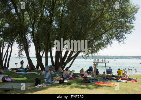 UBERLINGEN, il lago di Costanza - GERMANIA - rilassarsi all'ombra a West Beach Lido in un caldo giorno d'estate Foto Stock