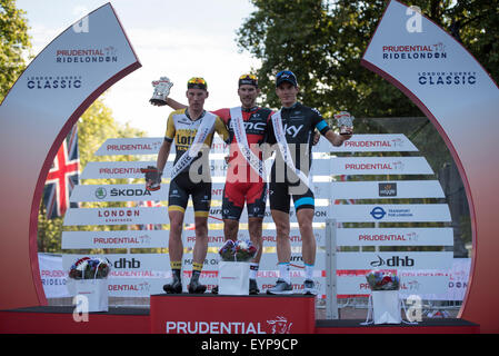 Londra, Regno Unito. 02Aug, 2015. Mike Teunissen (Team Lotto NL-Jumbo) (sinistra), Jean Pierre Drucker (BMC Racing Team) (centro) e Ben Swift (destra) reagiscono sul podio dopo la corsa prudenzialiLondon-Surrey Classic presso il centro commerciale Mall, Londra, Regno Unito il 2 agosto 2015. La gara è iniziata presso la sfilata delle Guardie a Cavallo e finito sul Mall dopo un 200km percorso intorno a Surrey e Greater London. Credito: Andrew Torba/Alamy Live News Foto Stock