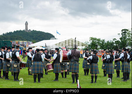 Bridge of Allan, Scozia, 2 agosto 2015. Bridge of Allan Highland Games 2015. Bande di cornamuse, sportive e musiche tradizionali scozzesi la concorrenza di eventi organizzati in Bridge of Allan Highland vicino a Stirling. L'evento è vicino le Ochil Hills e presenta vedute della Wallace Monument e il Castello di Stirling. Stockbridge Pipe Band concorrenti. Credito: Andrew Steven Graham/Alamy Live News Foto Stock