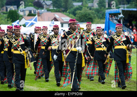 Bridge of Allan, Scozia, 2 agosto 2015. Bridge of Allan Highland Games 2015. Bande di cornamuse, sportive e musiche tradizionali scozzesi la concorrenza di eventi organizzati in Bridge of Allan Highland vicino a Stirling. L'evento è vicino le Ochil Hills e presenta vedute della Wallace Monument e il Castello di Stirling. Guardia Reale di Oman pipe band marching. Credito: Andrew Steven Graham/Alamy Live News Foto Stock