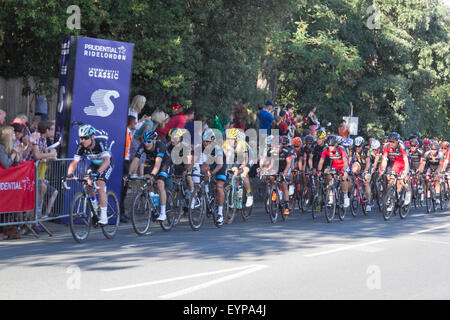 Wimbledon Londra,UK. Il 2 agosto 2015. Il maschio di elite di piloti che includono Bradley Wiggins cavalcando attraverso il torneo di Wimbledon per l'annuale corsa prudenzialiLondon-Surrey credito Classic: amer ghazzal/Alamy Live News Foto Stock