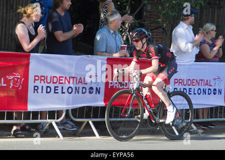 Wimbledon Londra,UK. Il 2 agosto 2015. Il maschio di elite di piloti che includono Bradley Wiggins cavalcando attraverso il torneo di Wimbledon per l'annuale corsa prudenzialiLondon-Surrey credito Classic: amer ghazzal/Alamy Live News Foto Stock