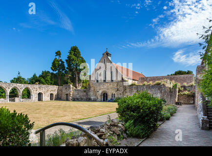 Il chiostro ed il refettorio (ora la chiesa parrocchiale), Beaulieu Abbey, Beaulieu, Hampshire, Inghilterra, Regno Unito Foto Stock