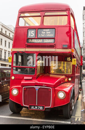 Classico rosso Routemaster double-decker bus a un arresto sullo Strand, Londra Foto Stock