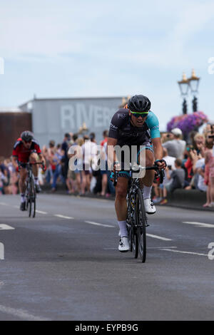 Kingston upon Thames, Surrey, Regno Unito. Il 2 agosto 2015. Il quarto ciclista di croce Kingston Bridge nel Prudential RideLondon-Surrey classica gara del ciclo di credito: Emma Durnford/ Alamy Live News Foto Stock