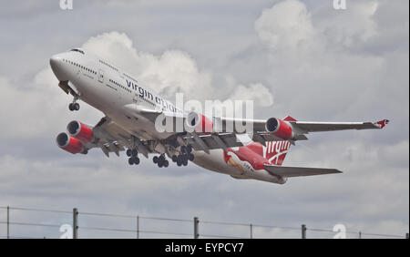 Virgin Atlantic Boeing 747 G-VFAB decollo dall aeroporto di Heathrow LHR Foto Stock