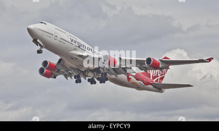 Virgin Atlantic Boeing 747 G-VFAB decollo dall aeroporto di Heathrow LHR Foto Stock