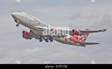 Virgin Atlantic Boeing 747 G-VFAB decollo dall aeroporto di Heathrow LHR Foto Stock