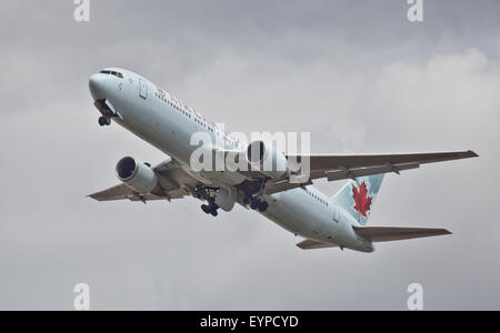 Air Canada Boeing 767 C-FCAE decollo dall aeroporto di Heathrow LHR Foto Stock